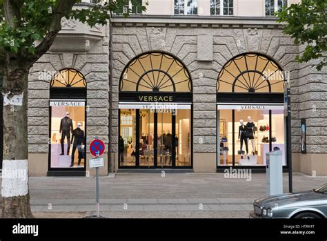 Shops with VERSACE in Berlin title.